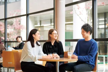 【京都外国語大学】 京仕込みの国際力。確かな語学と豊かな教養を手に世界へ挑む。