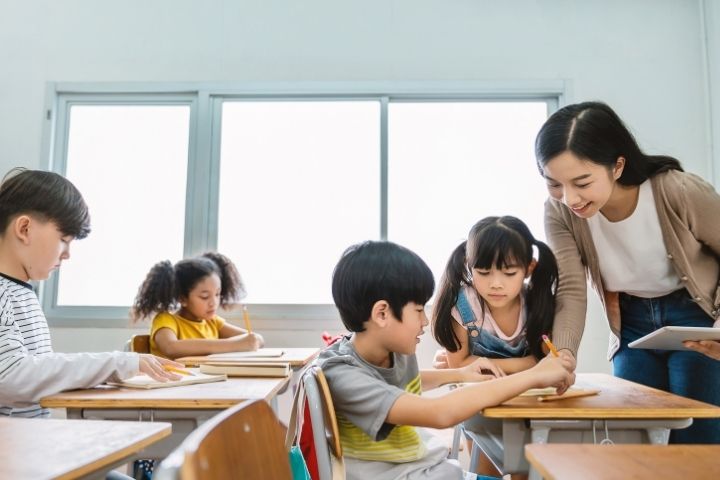 子供と女性講師の画像