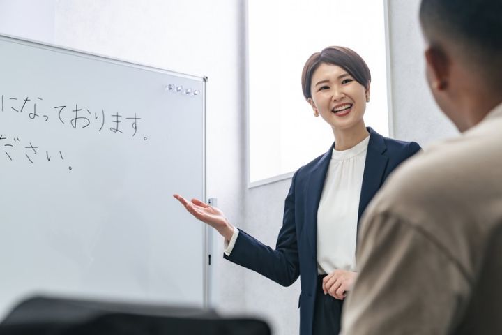 外国人に日本語を教える女性教師の画像