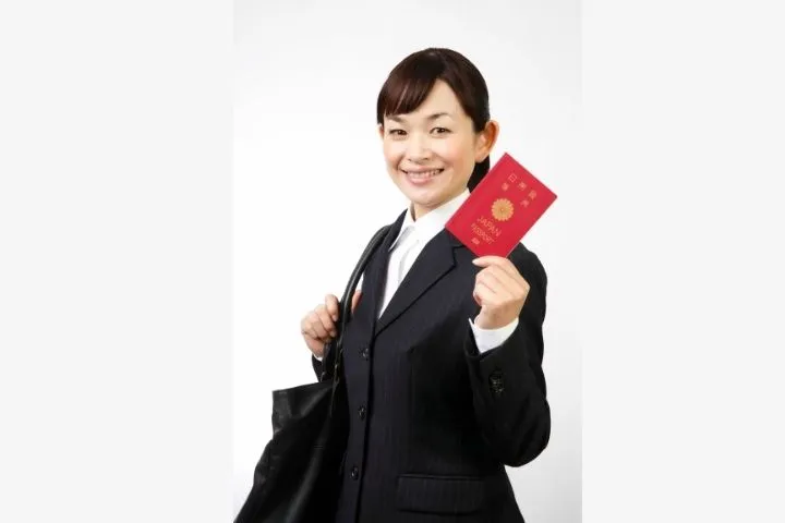 パスポートを持った女性の画像