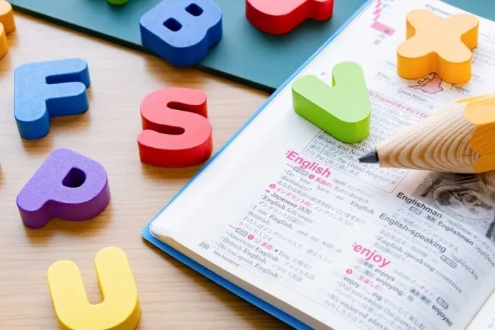 英和辞書を開き勉強しているイメージ