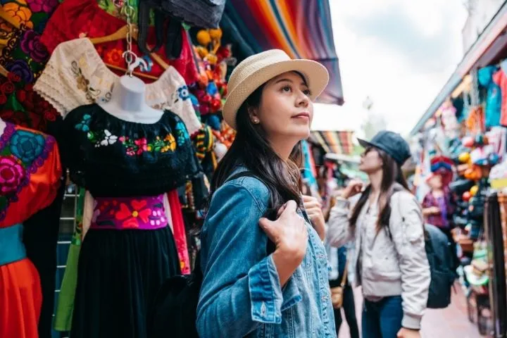 メキシコの町中で周囲を見渡す女性の画像