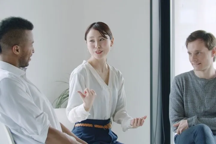 グローバルな環境でコミュニケーションを取っている女性のイメージ
