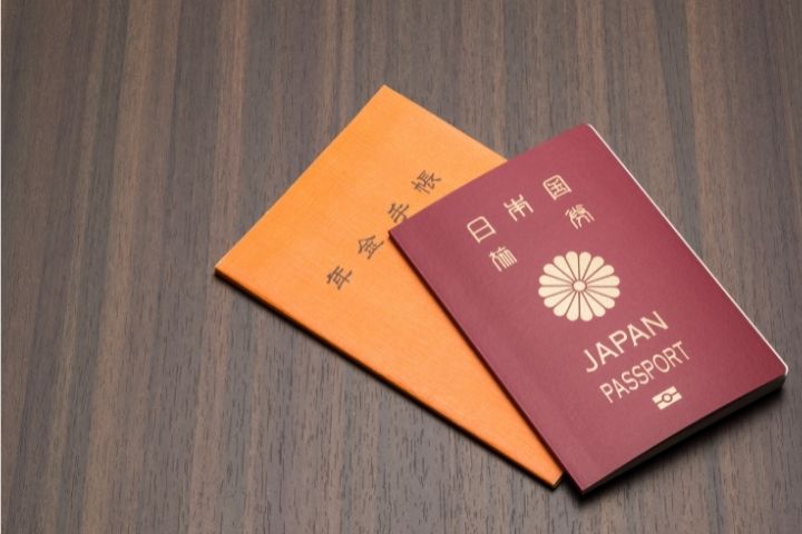 パスポートと年金手帳の画像