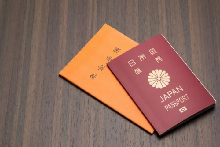 パスポートと年金手帳の画像