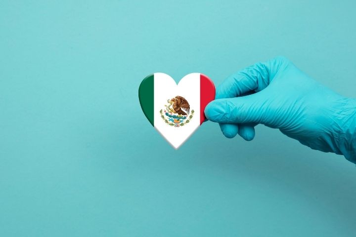 ハートモチーフのメキシコ国旗を持っているイメージ