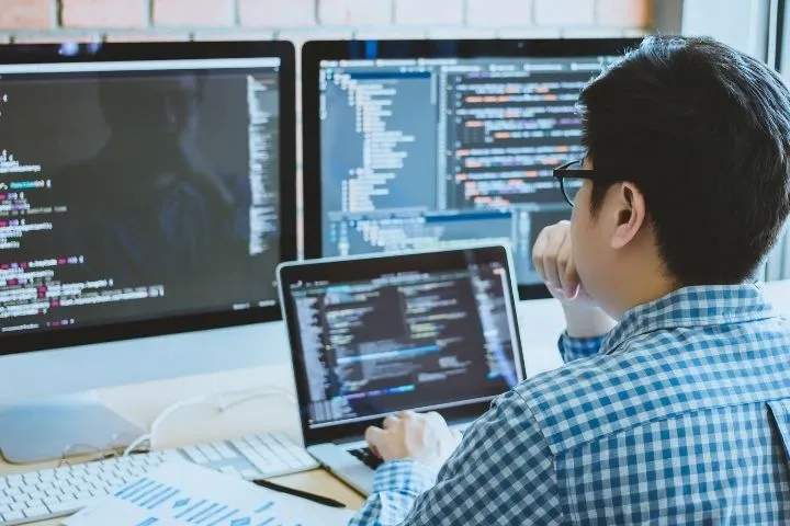 パソコンで作業しているイメージ