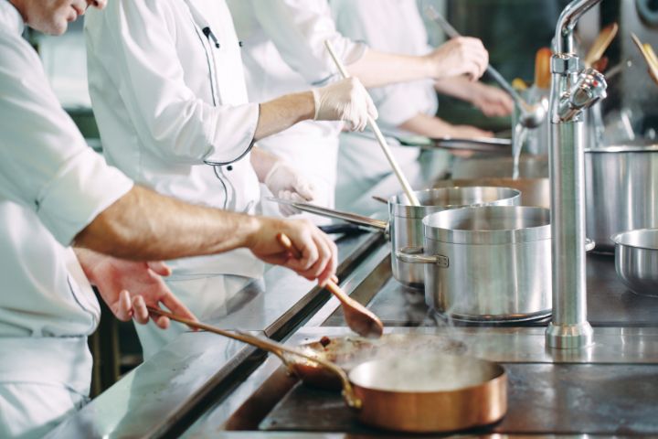 調理師が料理を作っている様子