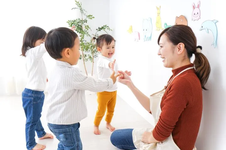 保育士と子どもたちが遊んでいる様子