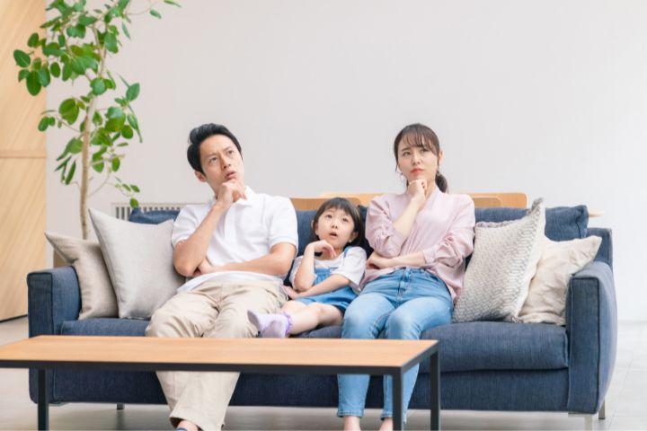 考え事をしている家族の様子
