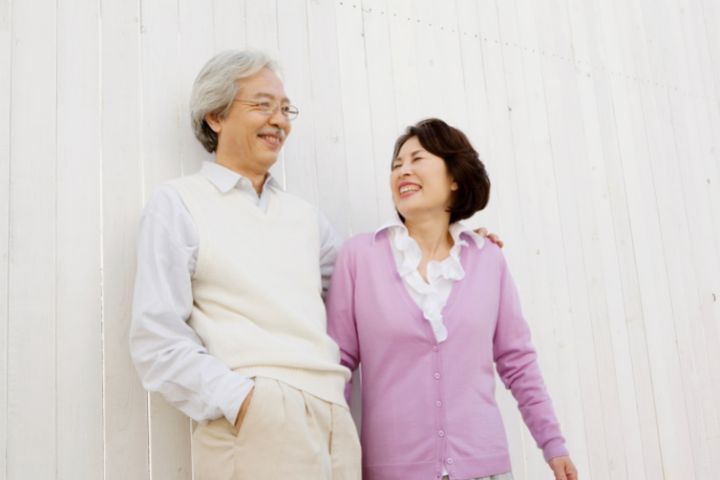 肩を組む老夫婦のイメージ