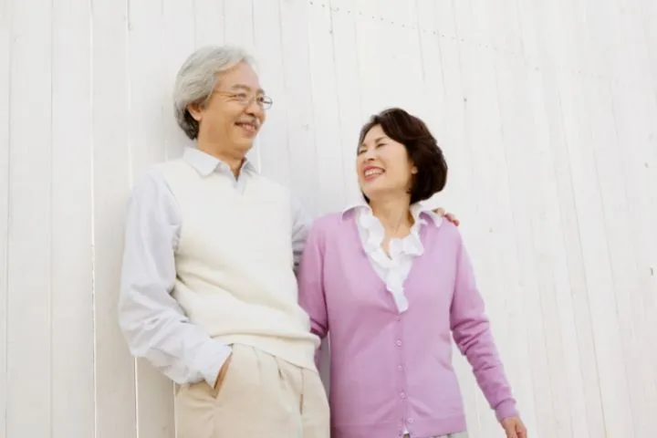 肩を組む老夫婦のイメージ