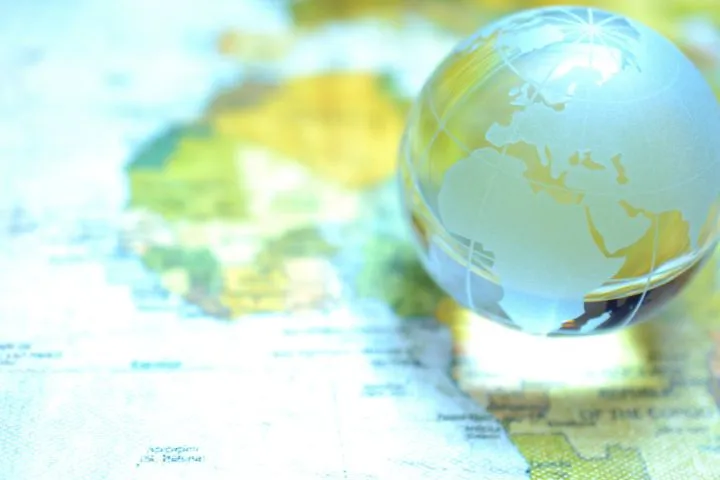 世界地図と地球儀のイメージ
