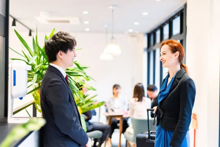 ビジネスパートナーと会話するイメージ