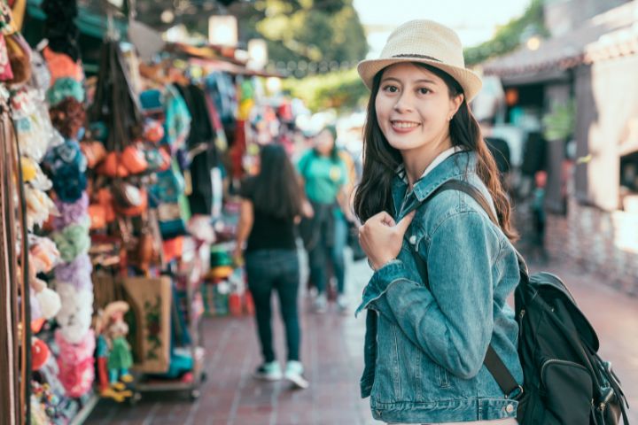 メキシコのマーケットにいる日本人女性のイメージ