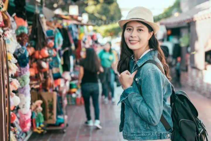 メキシコのマーケットにいる日本人女性のイメージ