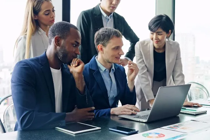 日本人が外国人の部下に相談しているイメージ