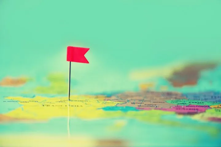 地図に旗の画鋲が刺してあるイメージ