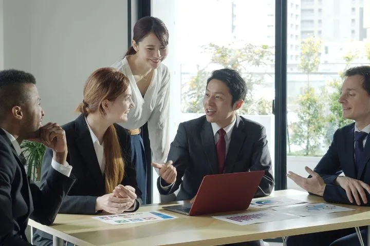 日本人と外国人のビジネスチームが談笑している様子