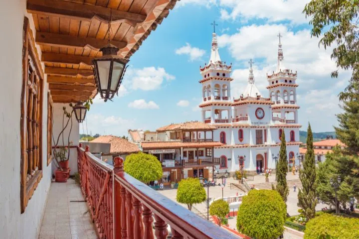 建物のベランダから写したメキシコの風景イメージ
