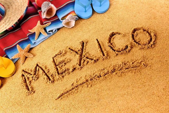 砂にMEXICOと書かれているイメージ