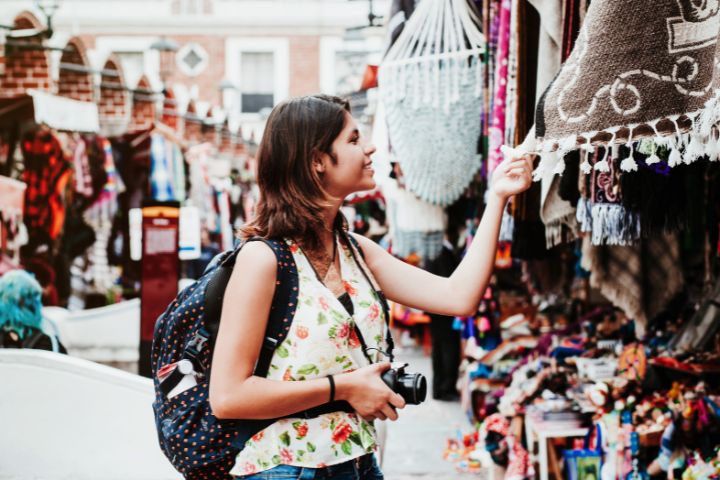 旅行している女性の画像