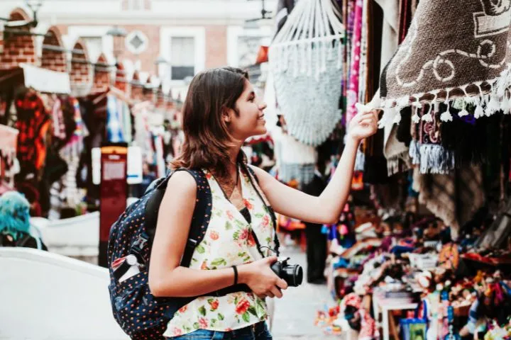 旅行している女性の画像