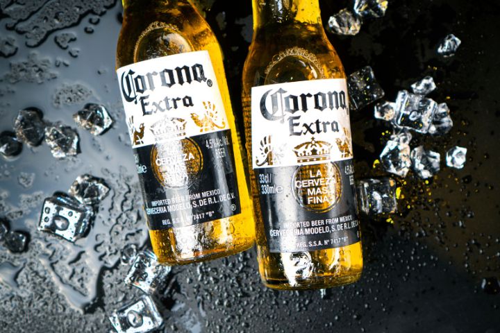 コロナビール2本と氷の画像