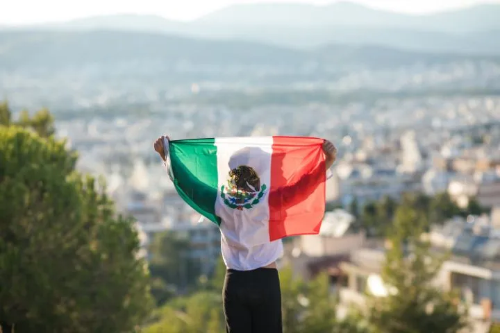 メキシコ国旗を掲げている画像