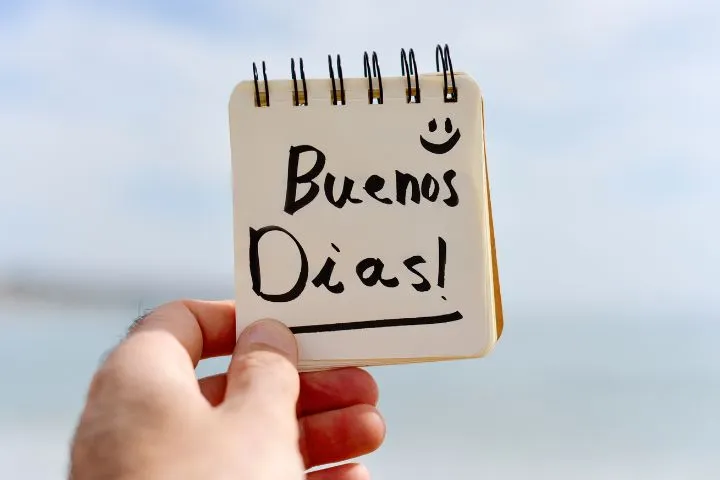 Buenos díasと書かれたメモ帳の画像