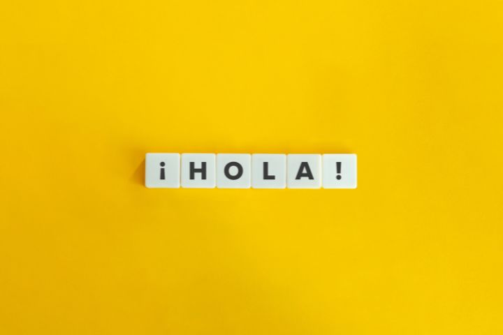 Hola!と書かれたブロックの画像