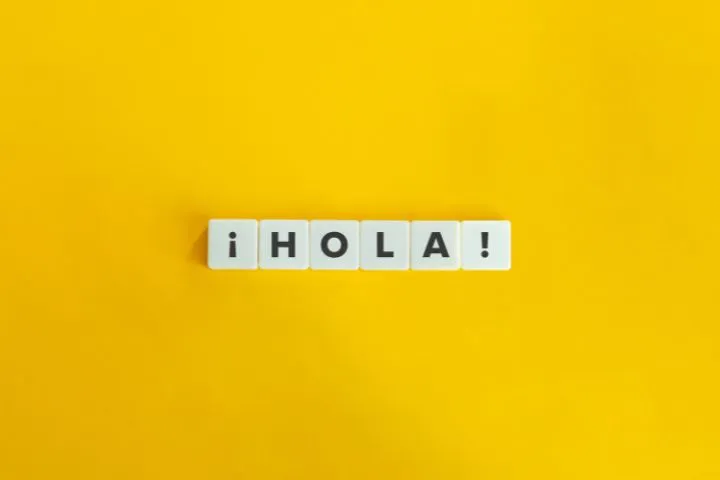  Hola!と書かれたブロックの画像