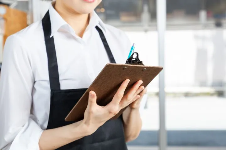 働く店員のイメージ