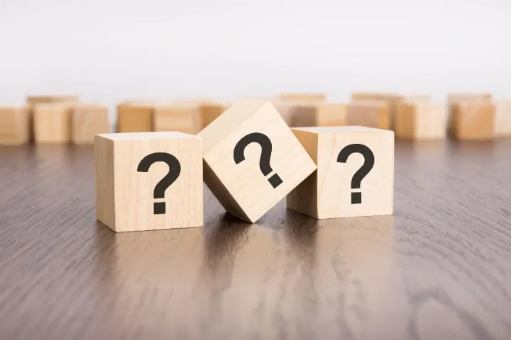 ？マークが書かれた木製ブロックの画像