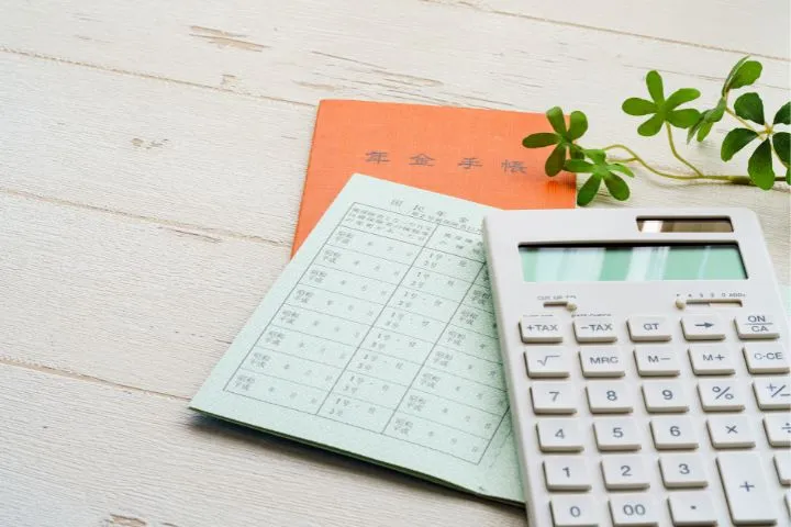 年金手帳と電卓の画像