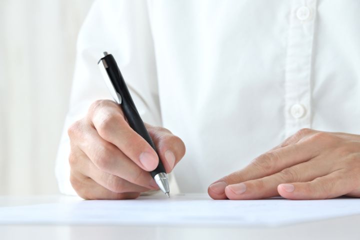 書類に記入している様子