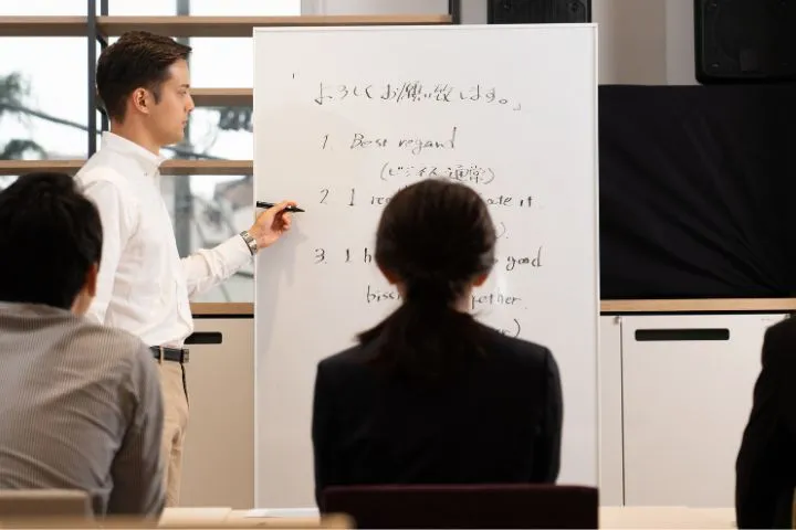 語学学校で授業をしているイメージ