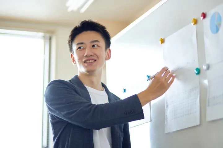ホワイトボードを使って説明する教師のイメージ