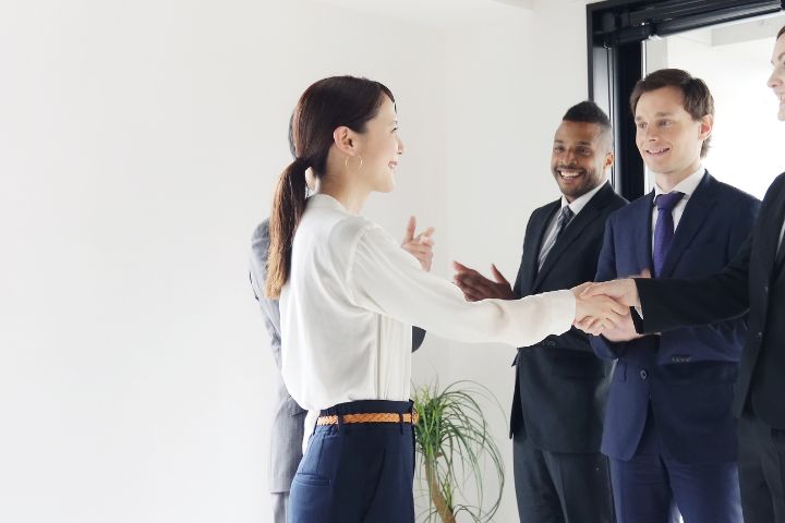 営業職の女性が握手しているイメージ