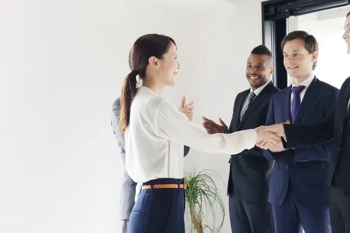 営業職の女性が握手しているイメージ
