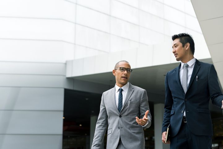 海外のビジネスマンと話す日本人の男性のイメージ