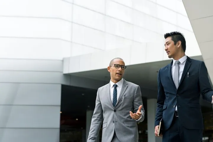 海外のビジネスマンと話す日本人の男性のイメージ