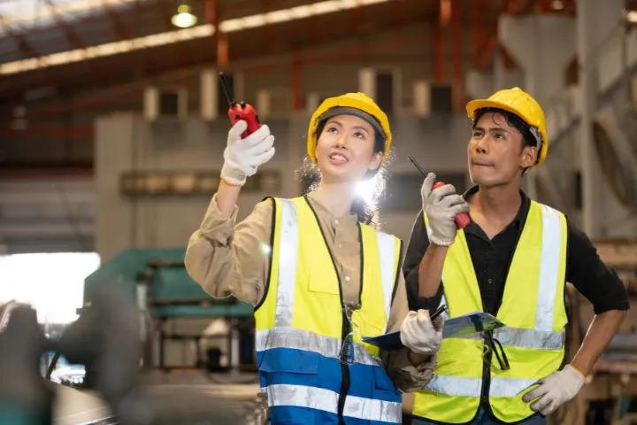 製造現場で働く人のイメージ