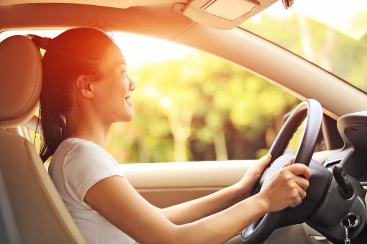 車を運転している女性のイメージ