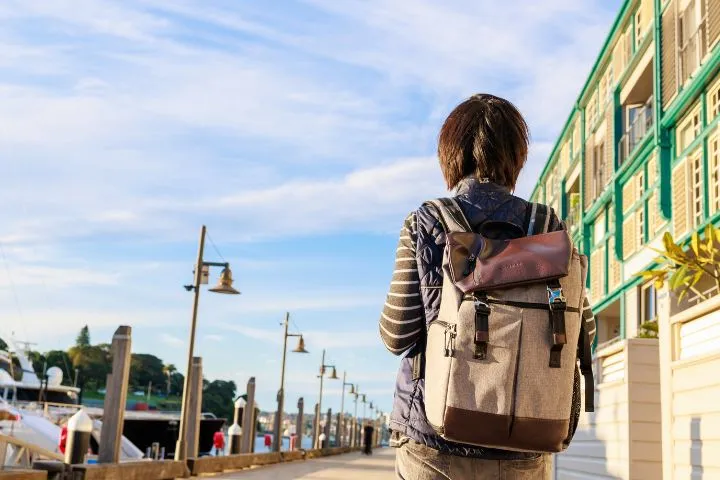 海外の街を歩く人のイメージ