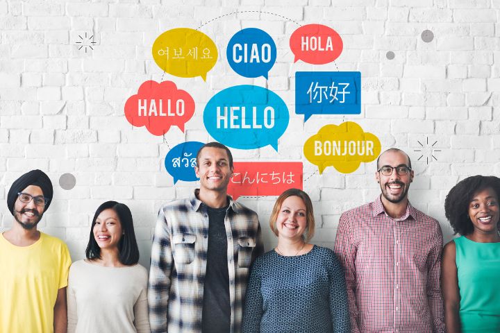 色んな国の人が各国の言語を話している画像