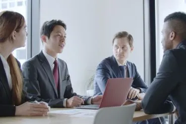 40歳から海外で働くには?海外転職の方法とおすすめの仕事について解説