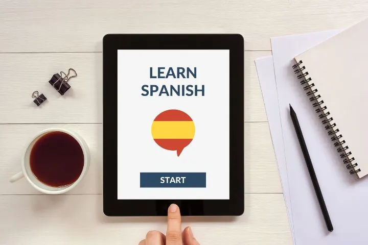 タブレットでスペイン語を学んでいる画像