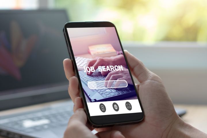 JOB SEARCHと表示されたスマホの画面を持つ手元の画像