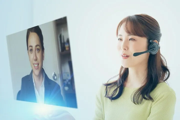 欧米女性とオンライン英会話レッスンをしている日本人女性の画像